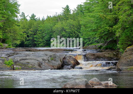 Mill Falls dans le parc national Kejimkujik, en Nouvelle-Écosse, Canada Banque D'Images