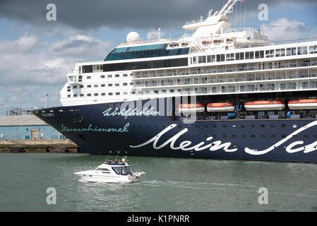 Bateau de croisière Mein Schiffi 1 en escale dans le port de Southampton, Angleterre, Royaume-Uni. Août 2017. Bateau de plaisance passant devant le navire. Banque D'Images