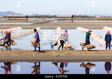 Rassemblement des travailleurs de sel de mer les salines, province de Petchaburi, Thaïlande Banque D'Images