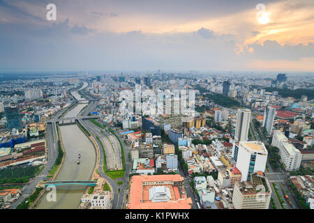 Vue panoramique de la ville de Ho chi minh (Saigon) ou dans le coucher du soleil, le Vietnam. Saigon est la plus grande ville et centre économique au Vietnam avec une population autour de 10 Banque D'Images