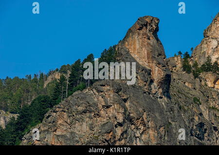 Haut de la montagne l'Eagle Rock envahi par la forêt de conifères et clairière de montagne de Rila, Bulgarie Banque D'Images