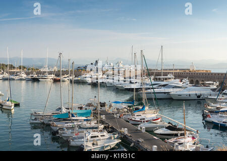 Super yachts de luxe à Port Vauban à Antibes, France Banque D'Images