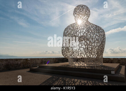 L 'nomades' sculpture de l'artiste catalan Jaume Plensa surplombant la baie à Antibes, Côte d'Azur, France Banque D'Images