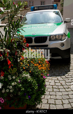 Une BMW voiture de police en stationnement sur une rue de Fussen dans Allgau, Bavaria, Germany, Europe Banque D'Images