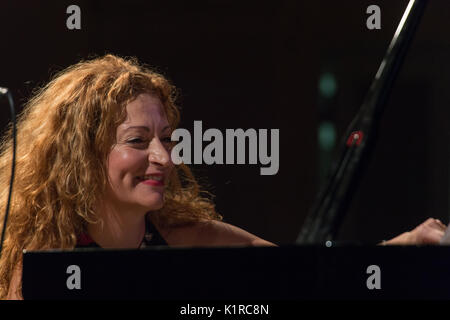 Rome, Italie. Août 25, 2017. La bonne sicilienne pianiste effectuée à la Maison internationale des femmes à Rome à la Diva's Jazz événement. Avec elle sur scène Giuseppe Bassi sur double bass et Lucrezio de Seta à la batterie. Credit : Leo Claudio De Petris/Pacific Press/Alamy Live News Banque D'Images