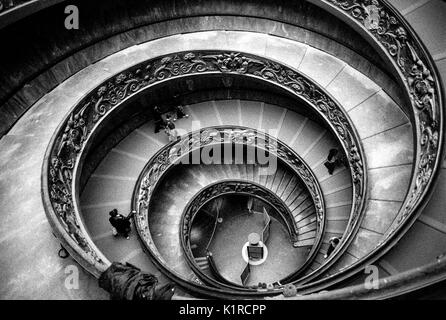 Escalier Momo le Musée du Vatican Rome numérisées à partir de Film en noir et blanc Banque D'Images