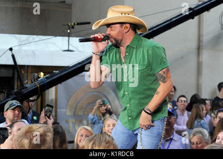 Jason Aldean effectue sur scène à 'Citi NBC Today Show Concert Series' du Rockefeller Plaza le 25 août 2017 dans la ville de New York. Banque D'Images