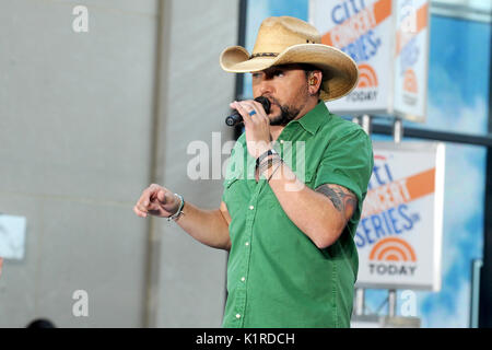 Jason Aldean effectue sur scène à 'Citi NBC Today Show Concert Series' du Rockefeller Plaza le 25 août 2017 dans la ville de New York. Banque D'Images