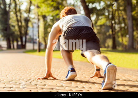 Le jogging dans le parc. Treeadwill. Modèle de remise en forme dans le crossfit exercice à l'extérieur. Concept de vie sain. Banque D'Images