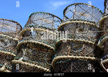 Des casiers à homard empilés sur le quai. Banque D'Images