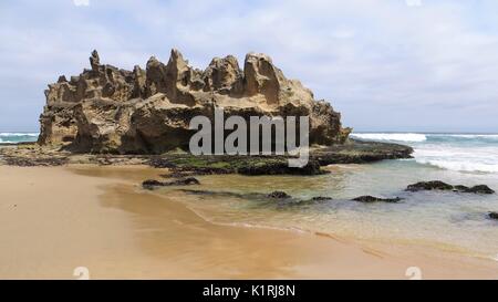 Vue paysage de Castle Rock, Brenton-On-Mer Plage, Route des Jardins, Afrique du Sud Banque D'Images