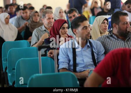 La ville de Gaza, bande de Gaza, territoire palestinien. Août 27, 2017. Permis de voyage pour attendre les Palestiniens de pénétrer en Egypte par le poste frontalier de Rafah après qu'elle a été ouverte par les autorités égyptiennes pour les cas humanitaires, à Rafah dans le sud de la bande de Gaza le 27 août 2017 Credit : Ashraf Amra/APA/Images/fil ZUMA Alamy Live News Banque D'Images