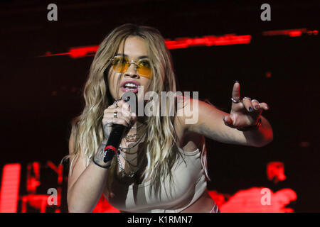 Portsmouth, Hampshire, Royaume-Uni. Août 26, 2017. Rita Ora s'affiche sur l'étape du château à la victoire Music Festival, Hampshire, UK Crédit : Stuart Walker/Alamy Live News Banque D'Images