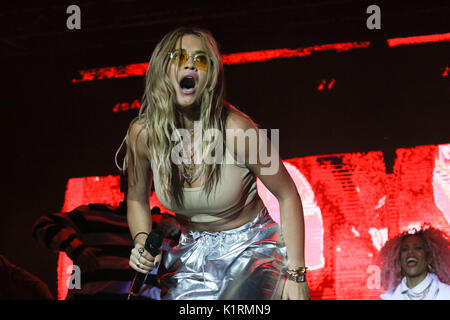 Portsmouth, Hampshire, Royaume-Uni. Août 26, 2017. Rita Ora s'affiche sur l'étape du château à la victoire Music Festival, Hampshire, UK Crédit : Stuart Walker/Alamy Live News Banque D'Images