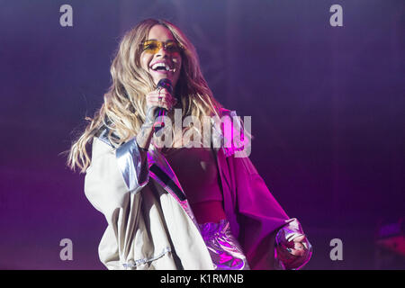 Portsmouth, Hampshire, Royaume-Uni. Août 26, 2017. Rita Ora s'affiche sur l'étape du château à la victoire Music Festival, Hampshire, UK Crédit : Stuart Walker/Alamy Live News Banque D'Images