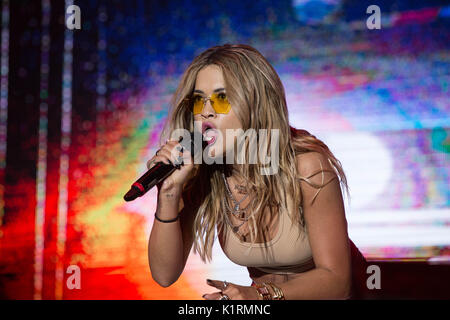 Portsmouth, Hampshire, Royaume-Uni. Août 26, 2017. Rita Ora s'affiche sur l'étape du château à la victoire Music Festival, Hampshire, UK Crédit : Stuart Walker/Alamy Live News Banque D'Images