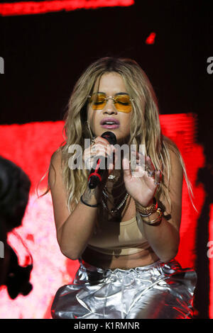 Portsmouth, Hampshire, Royaume-Uni. Août 26, 2017. Rita Ora s'affiche sur l'étape du château à la victoire Music Festival, Hampshire, UK Crédit : Stuart Walker/Alamy Live News Banque D'Images