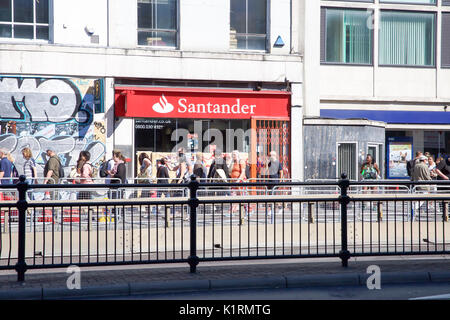 Notting Hill, au Royaume-Uni. Août 27, 2017. Sécurité élevée est évidente au carnaval de Notting Hill à Londres. Le carnaval annuel s'étendra sur deux jours avec le défilé des enfants qui auront lieu après le lancement de la peinture qui a eu lieu tôt ce matin. Credit : Keith Larby/Alamy Live News Banque D'Images