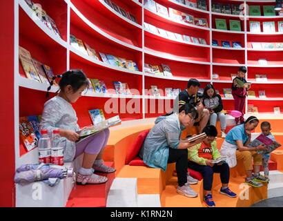 (170827) -- BEIJING, le 27 août 2017 (Xinhua) -- Les gens visitent la 24e Foire internationale du livre de Beijing à Beijing, capitale de Chine, le 27 août, 2017. Les 5 jours juste terminé le Dimanche à Beijing. Selon les organisateurs, 89 pays et régions ont participé à l'exposition. (Xinhua/Shen Hong) (xzy) Banque D'Images