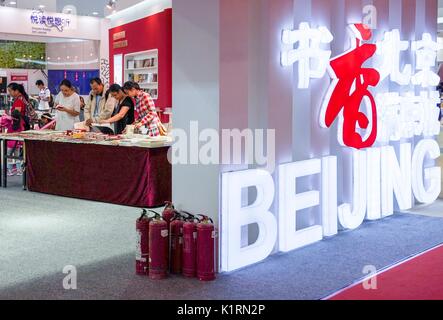 (170827) -- BEIJING, le 27 août 2017 (Xinhua) -- Les gens visitent la 24e Foire internationale du livre de Beijing à Beijing, capitale de Chine, le 27 août, 2017. Les 5 jours juste terminé le Dimanche à Beijing. Selon les organisateurs, 89 pays et régions ont participé à l'exposition. (Xinhua/Shen Hong) (xzy) Banque D'Images