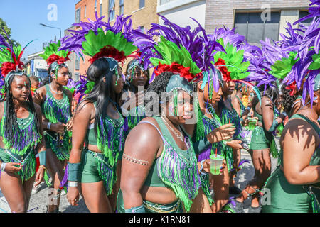 Londres, Royaume-Uni. Août 27, 2017. Le carnaval de Notting Hill a débuté par un défilé de jour de la famille avec enfants vêtus de costumes colorés Samba. Le Notting Hill Carnival qui célèbre la culture afro-antillaise par la communauté des Antilles britanniques devrait attirer 1 millions de fêtards sur la banque Août : crédit vacances amer ghazzal/Alamy Live News Banque D'Images