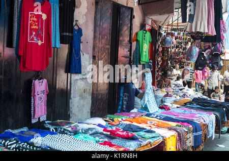 La ville de Gaza, la bande de Gaza, en Palestine. Août 27, 2017. Palestiniens shop pendant les préparatifs de l'Aïd al-Adhi dans un marché de la ville de Gaza le 27 août 2017. Credit : Mahmoud Issa/Quds Net News Wire/ZUMA/Alamy Live News Banque D'Images