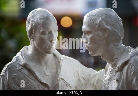 New York City, New York, USA. Août 26, 2017. Monument de la libération Gay Stonewall Park, NYC. Drapeaux américains et la fierté de l'ensemble Stonewall Inn. Des dizaines démontré pour Kiwi Herring, 30 ans trangender femme qui a été tué par Saint Louis la police après un appel d'un voisin. La manifestation a fini par devenir une marche qui serpentait à travers le sud de Manhattan, ce qui s'arrête aux restaurants de livrer le message à la clientèle. Au moins une altercation verbale est passé. La famille de hareng allègue qu'elle a été victime de harcèlement sexuel à long terme par Banque D'Images