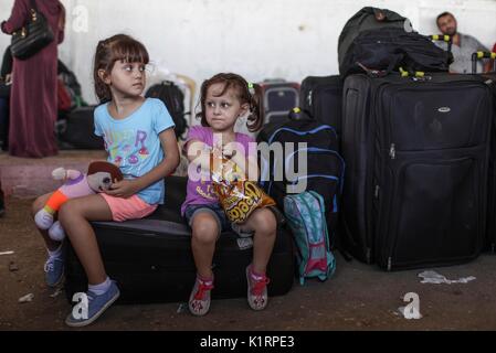La bande de Gaza. Août 27, 2017. Permis de voyage pour attendre les Palestiniens de pénétrer en Egypte à travers le point de passage de Rafah, dans le sud de la bande de Gaza le 27 août 2017. L'Égypte le dimanche au point de passage de Rafah ouvert temporairement à ses frontières avec la bande de Gaza pendant deux jours dans les deux sens pour permettre aux patients de cas humanitaires et d'étudiants universitaires de franchir les frontières en Égypte, et aussi pour permettre à des centaines de Palestiniens bloqués en Egypte. Credit : Wissam Nassar/Xinhua/Alamy Live News Banque D'Images