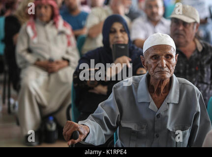 La bande de Gaza. Août 27, 2017. Permis de voyage pour attendre les Palestiniens de pénétrer en Egypte à travers le point de passage de Rafah, dans le sud de la bande de Gaza le 27 août 2017. L'Égypte le dimanche au point de passage de Rafah ouvert temporairement à ses frontières avec la bande de Gaza pendant deux jours dans les deux sens pour permettre aux patients de cas humanitaires et d'étudiants universitaires de franchir les frontières en Égypte, et aussi pour permettre à des centaines de Palestiniens bloqués en Egypte. Credit : Wissam Nassar/Xinhua/Alamy Live News Banque D'Images