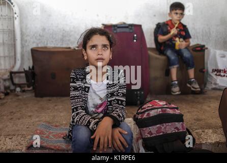 La bande de Gaza. Août 27, 2017. Permis de voyage pour attendre les Palestiniens de pénétrer en Egypte à travers le point de passage de Rafah, dans le sud de la bande de Gaza le 27 août 2017. L'Égypte le dimanche au point de passage de Rafah ouvert temporairement à ses frontières avec la bande de Gaza pendant deux jours dans les deux sens pour permettre aux patients de cas humanitaires et d'étudiants universitaires de franchir les frontières en Égypte, et aussi pour permettre à des centaines de Palestiniens bloqués en Egypte. Credit : Wissam Nassar/Xinhua/Alamy Live News Banque D'Images