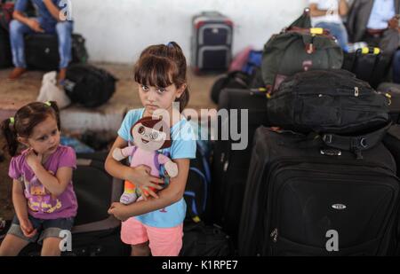 La bande de Gaza. Août 27, 2017. Permis de voyage pour attendre les Palestiniens de pénétrer en Egypte à travers le point de passage de Rafah, dans le sud de la bande de Gaza le 27 août 2017. L'Égypte le dimanche au point de passage de Rafah ouvert temporairement à ses frontières avec la bande de Gaza pendant deux jours dans les deux sens pour permettre aux patients de cas humanitaires et d'étudiants universitaires de franchir les frontières en Égypte, et aussi pour permettre à des centaines de Palestiniens bloqués en Egypte. Credit : Wissam Nassar/Xinhua/Alamy Live News Banque D'Images