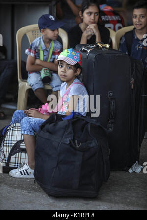 La bande de Gaza. Août 27, 2017. Permis de voyage pour attendre les Palestiniens de pénétrer en Egypte à travers le point de passage de Rafah, dans le sud de la bande de Gaza le 27 août 2017. L'Égypte le dimanche au point de passage de Rafah ouvert temporairement à ses frontières avec la bande de Gaza pendant deux jours dans les deux sens pour permettre aux patients de cas humanitaires et d'étudiants universitaires de franchir les frontières en Égypte, et aussi pour permettre à des centaines de Palestiniens bloqués en Egypte. Credit : Wissam Nassar/Xinhua/Alamy Live News Banque D'Images