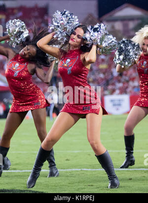 26 août 2017 - Tampa Bay cheerleader pendant le jeu entre les Cleveland Browns et les Tampa Bay Buccaneers chez Raymond James Stadium de Tampa, Floride. Del Mecum/CSM Banque D'Images