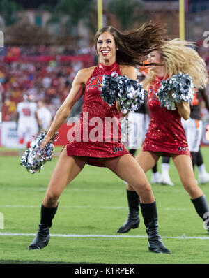 26 août 2017 - Tampa Bay cheerleader pendant le jeu entre les Cleveland Browns et les Tampa Bay Buccaneers chez Raymond James Stadium de Tampa, Floride. Del Mecum/CSM Banque D'Images