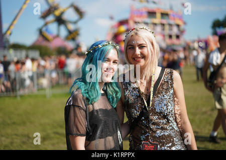 Reading, UK. Août 27, 2017. Festivaliers profitant du beau temps au 2017 Reading Festival. Date de la photo : dimanche, Août 27, 2017. Crédit photo doit se lire : Roger Garfield/Alamy Live News Banque D'Images