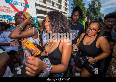 Londres, Royaume-Uni. Août 27, 2017. Le carnaval de Notting Hill l'événement annuel sur les rues du Royal Borough de Kensington et Chelsea, au cours des week-end férié d'août. Il est dirigé par des membres de la communauté des Antilles britanniques, et attire environ un million de personnes par année, ce qui en fait l'un des plus grands festivals de rue. Crédit : Guy Bell/Alamy Live News Banque D'Images