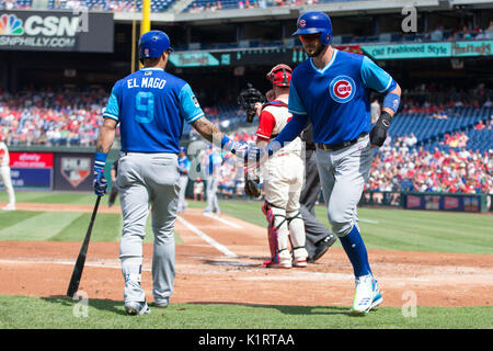 27 août 2017 : Chicago Cubs de troisième but Kris Bryant (17) célèbre sa course avec Javier Baez (9) au cours de la MLB match entre les Cubs de Chicago et les Phillies de Philadelphie à la Citizens Bank Park de Philadelphie, Pennsylvanie. Christopher Szagola/CSM Banque D'Images