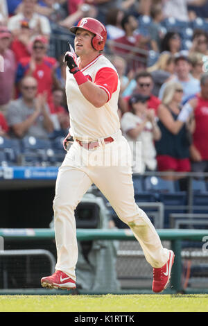 Philadelphie, Pennsylvanie, USA. Août 27, 2017. 27 août 2017 : Philadelphia Phillies' Rhys Hoskins (17) réagit à son domicile s'exécuter pendant le jeu MLB entre les Cubs de Chicago et les Phillies de Philadelphie à la Citizens Bank Park de Philadelphie, Pennsylvanie. Christopher Szagola/CSM Crédit : Cal Sport Media/Alamy Live News Banque D'Images