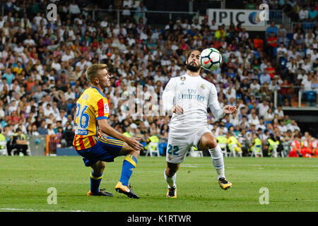 Madrid, Espagne. Août 27, 2017. Toni Lato (26) Valence CF's player. Francisco Roman Alarcon (22) joueur du Real Madrid.La Liga entre le Real Madrid vs Valencia CF au Santiago Bernabeu à Madrid, Espagne, le 27 août 2017 . Más Información Gtres Crédit : Comuniación sur ligne, S.L./Alamy Live News Banque D'Images