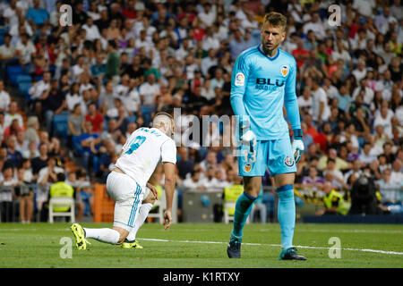 Madrid, Espagne. Août 27, 2017. Karim Benzema (9) joueur du Real Madrid. Murara Neto (13) Valence CF's player.La Liga entre le Real Madrid vs Valencia CF au Santiago Bernabeu à Madrid, Espagne, le 27 août 2017 . Más Información Gtres Crédit : Comuniación sur ligne, S.L./Alamy Live News Banque D'Images