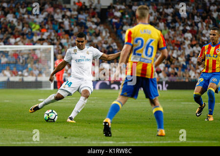 Madrid, Espagne. Août 27, 2017. Carlos Enrique Casemiro (14) joueur du Real Madrid. Toni Lato (26) Valence CF's player.La Liga entre le Real Madrid vs Valencia CF au Santiago Bernabeu à Madrid, Espagne, le 27 août 2017 . Más Información Gtres Crédit : Comuniación sur ligne, S.L./Alamy Live News Banque D'Images