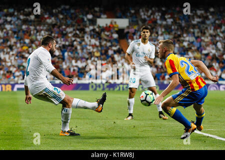 Madrid, Espagne. Août 27, 2017. Toni Lato (26) Valence CF's player. Daniel Carvajal Ramos (2) joueur du Real Madrid.La Liga entre le Real Madrid vs Valencia CF au Santiago Bernabeu à Madrid, Espagne, le 27 août 2017 . Más Información Gtres Crédit : Comuniación sur ligne, S.L./Alamy Live News Banque D'Images