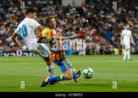 Madrid, Espagne. Août 27, 2017. Marco Asensio (20) joueur du Real Madrid. Toni Lato (26) Valence CF's player.La Liga entre le Real Madrid vs Valencia CF au Santiago Bernabeu à Madrid, Espagne, le 27 août 2017 . Más Información Gtres Crédit : Comuniación sur ligne, S.L./Alamy Live News Banque D'Images