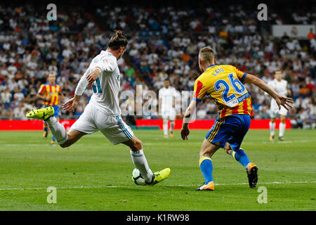 Madrid, Espagne. Août 27, 2017. Gareth Bale (11) joueur du Real Madrid. Toni Lato (26) Valence CF's player.La Liga entre le Real Madrid vs Valencia CF au Santiago Bernabeu à Madrid, Espagne, le 27 août 2017 . Más Información Gtres Crédit : Comuniación sur ligne, S.L./Alamy Live News Banque D'Images