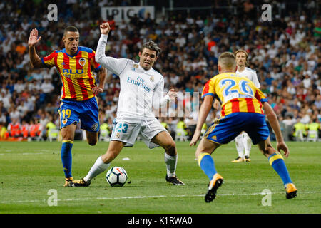 Madrid, Espagne. Août 27, 2017. Mateo Kpvacic (23) joueur du Real Madrid. Rodrigo Moreno (19) Valence CF's player.Toni Lato (26) Valence CF's player.La Liga entre le Real Madrid vs Valencia CF au Santiago Bernabeu à Madrid, Espagne, le 27 août 2017 . Más Información Gtres Crédit : Comuniación sur ligne, S.L./Alamy Live News Banque D'Images