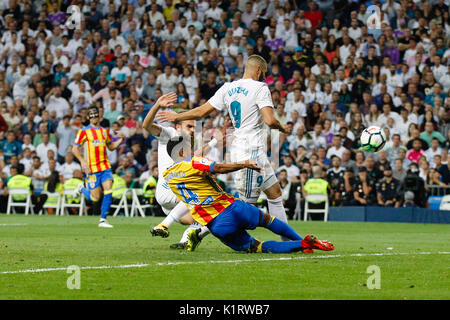 Madrid, Espagne. Août 27, 2017. Karim Benzema (9) joueur du Real Madrid. Jeison Murillo (4) Valencia CF's player.La Liga entre le Real Madrid vs Valencia CF au Santiago Bernabeu à Madrid, Espagne, le 27 août 2017 . Más Información Gtres Crédit : Comuniación sur ligne, S.L./Alamy Live News Banque D'Images