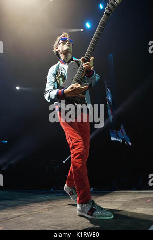 Reading, UK. Août 27, 2017. Matt Bellamy de Muse dans le titre final sur la scène principale au Festival de lecture 2017. Date de la photo : dimanche, Août 27, 2017. Credit : Roger Garfield/Alamy Live News Banque D'Images