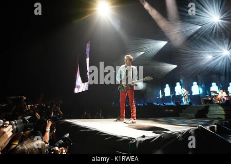 Reading, UK. Août 27, 2017. Matt Bellamy de Muse dans le titre final sur la scène principale au Festival de lecture 2017. Date de la photo : dimanche, Août 27, 2017. Credit : Roger Garfield/Alamy Live News Banque D'Images