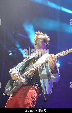 Reading, UK. Août 27, 2017. Matt Bellamy de Muse dans le titre final sur la scène principale au Festival de lecture 2017. Date de la photo : dimanche, Août 27, 2017. Credit : Roger Garfield/Alamy Live News Banque D'Images