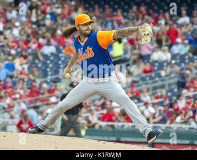 Washington, District de Columbia, Etats-Unis. Août 26, 2017. Mets de New York le lanceur partant Robert Gsellman (65) emplacements en première manche contre les Nationals de Washington au Championnat National Park à Washington, DC le Samedi, Août 26, 2017.Credit : Ron Sachs/CNP. Credit : Ron Sachs/CNP/ZUMA/Alamy Fil Live News Banque D'Images